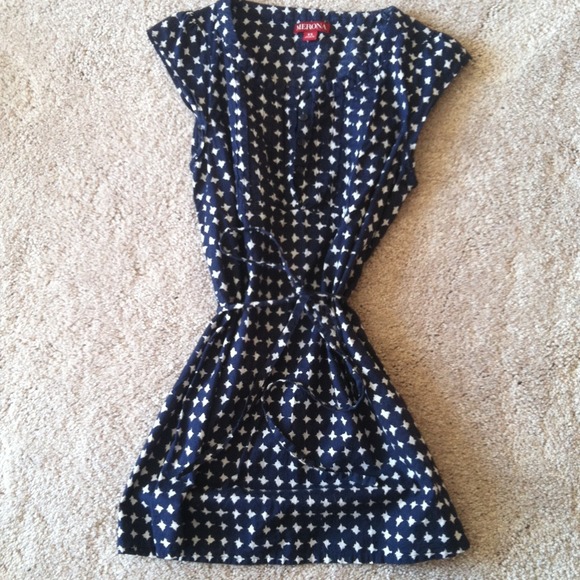 🔴SOLD IN BUNDLE🔴Blue and white top from Target
