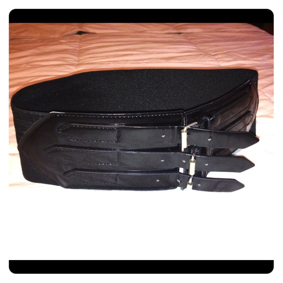 Black 3 buckle patent leather belt