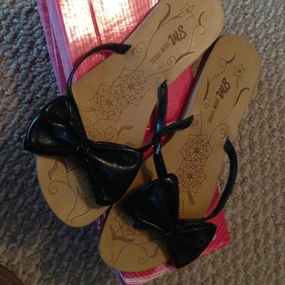 Cute black bow sandals