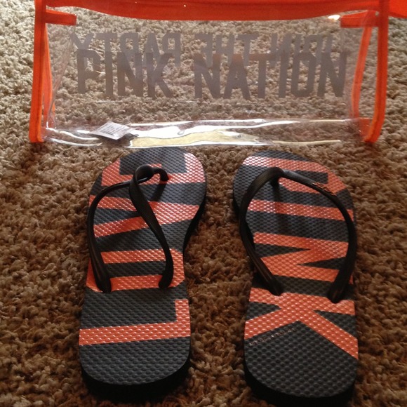 BRAND NEW VS Pink flip flops! - Picture 1 of 1