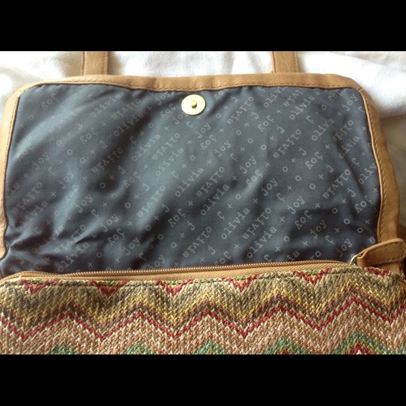 olivia + joy Defiant chevron cross body bag ⛵ - Picture 3 of 3