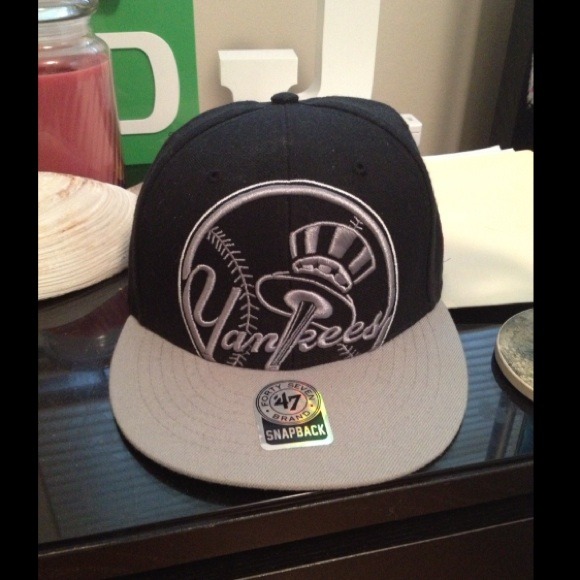 Black and gray Yankee SnapBack