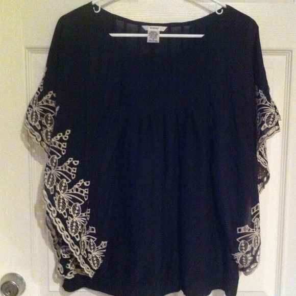 Esley black & cream colored batwing top