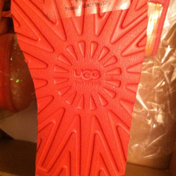 📌SOLD📌Pink sparkle uggs - Picture 2 of 4