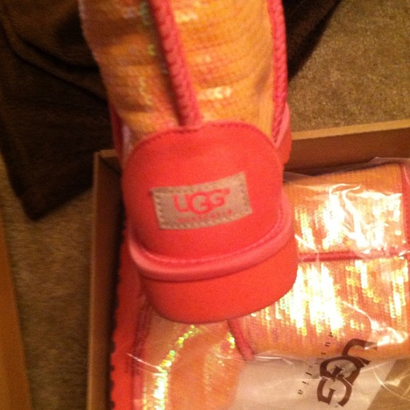 📌SOLD📌Pink sparkle uggs - Picture 3 of 4