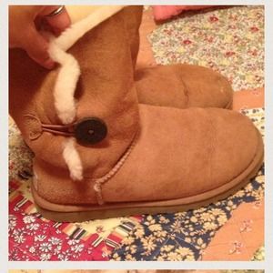 uggs bailey buttons 👢!