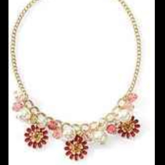 Betseyville flower necklace