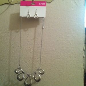 ⭐Silver teardrop necklace and earrings new!⭐