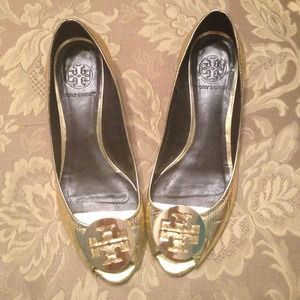 🌟SALE $100🌟 gold Tory Burch wedges