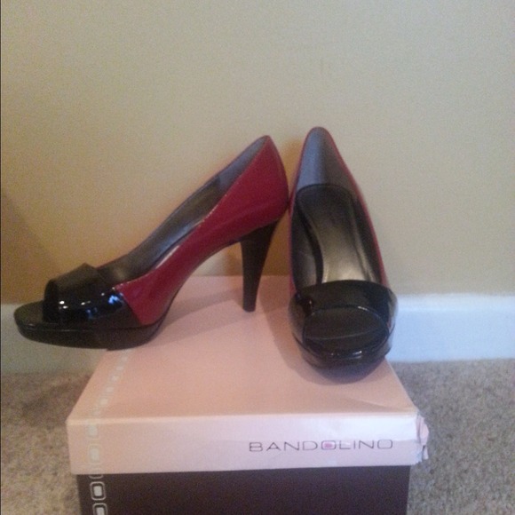 Black and red work pumps