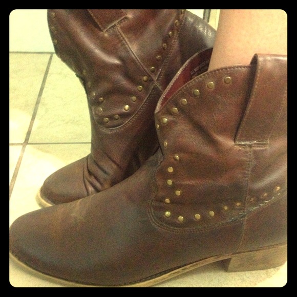 Light weight ankle boots