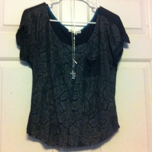 Short sleeved shirt with reptile pattern