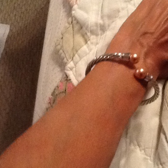 Beautiful silver tone & pearl bangle bracelet.