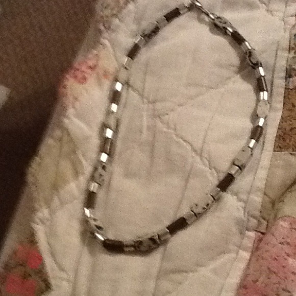 Pretty Beaded brown,white& silver tone necklace.
