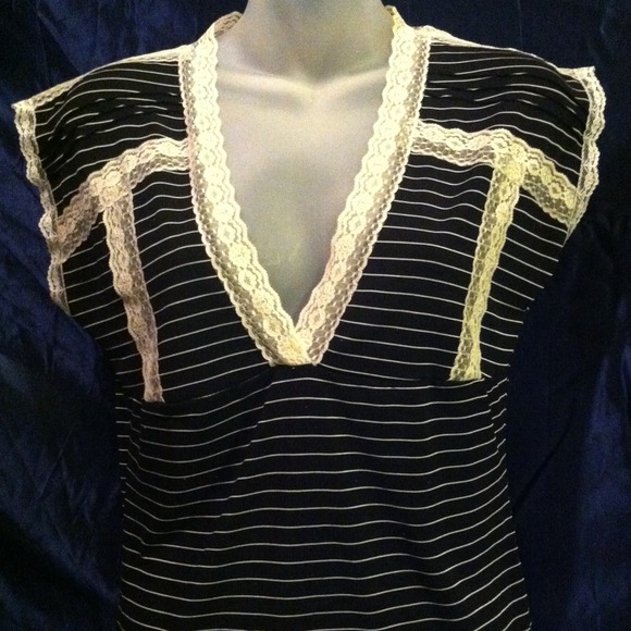 🎉HOST PICK 8/30🎉Miss Me shirt size Medium(?)