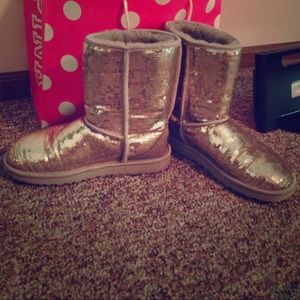 Hold!:) GOLD SPARKLE UGGS