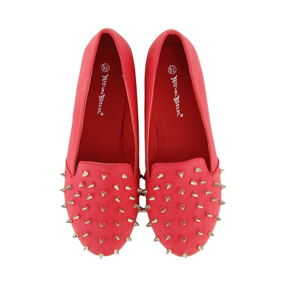 Flat spikes shoes