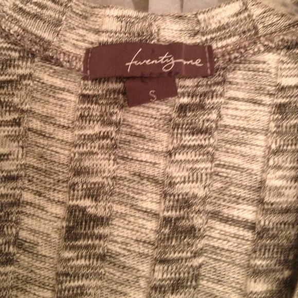 🎀SOLD IN BUNDLE!🎀 Short-Sleeved Sweater Cardigan - Picture 3 of 3