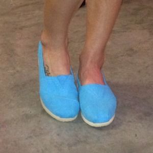 Teal slip on tennis shoes BRAND NEW size 6.5