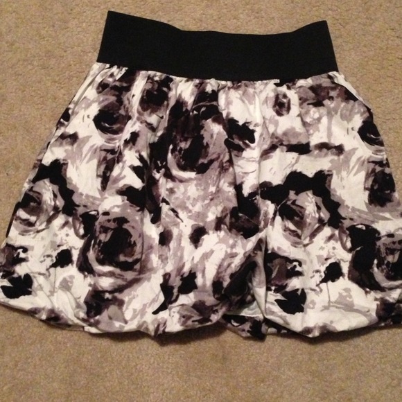 Elastic waist poof skirt with pockets. - Picture 1 of 1