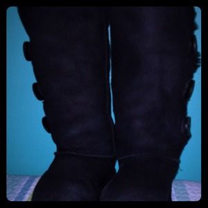 BLACK BAILEY TRIPLE BUTTON UGGS