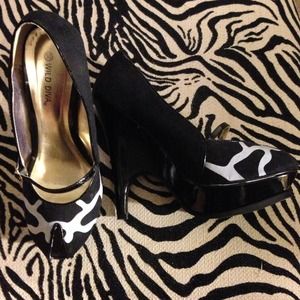 💥Black heels with animal print detail.