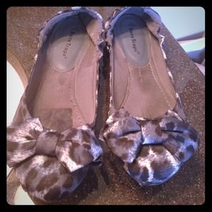 Baretraps comfort grey leopard flats size 8