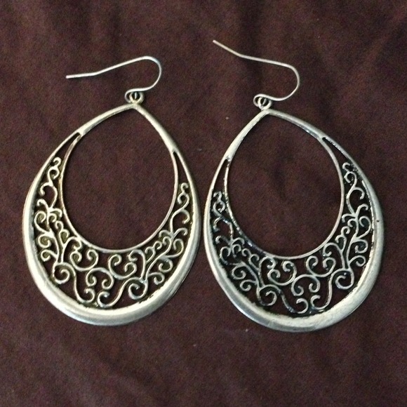 🚫Sold in bundle🚫Aged silver hanging earrings - Picture 1 of 3