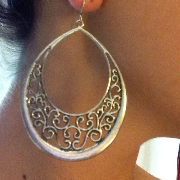 🚫Sold in bundle🚫Aged silver hanging earrings - Picture 2 of 3