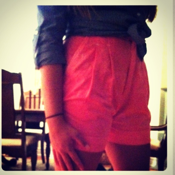 Highwaisted neon pink shorts