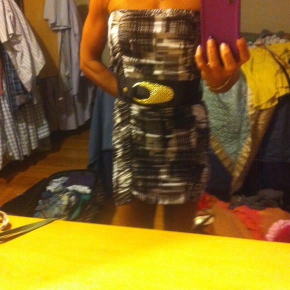 Short strapless dress with belt