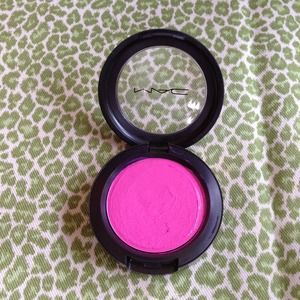 MAC AUTHENTIC CREAM COLOUR BASE PINK SHOCK