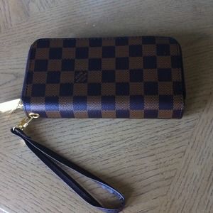 Brown checkered wallet / wristlet💥💥final price💥