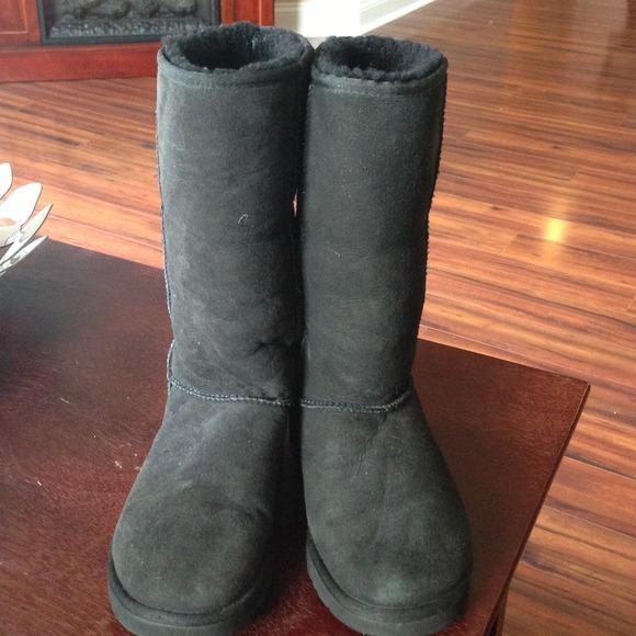 Black tall uggs