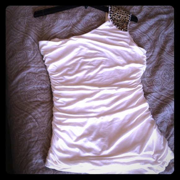 WHITE STUDDED ONE SHOULDER SHIRT W/ RUCHED SIDES