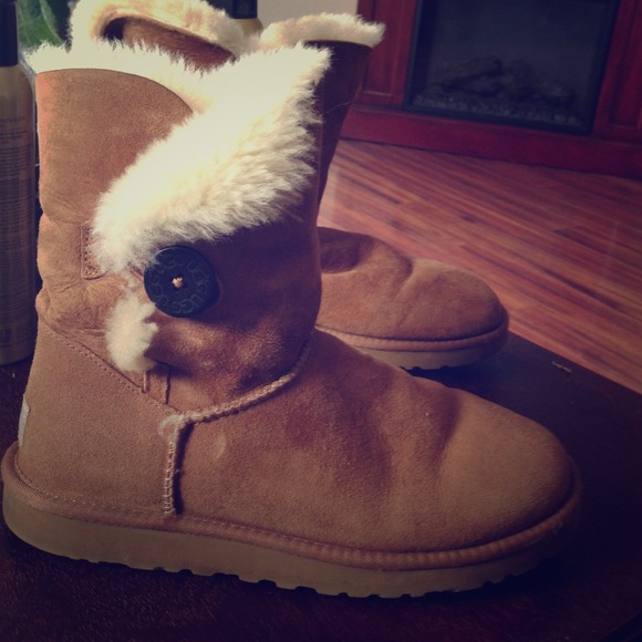 Short bailey button uggs in chestnut color