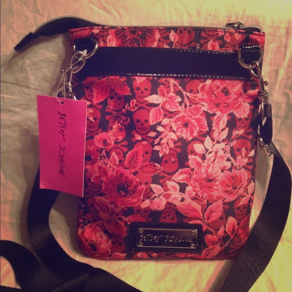 NWT!Betsy Johnson Red Skull and Roses cross body🌹