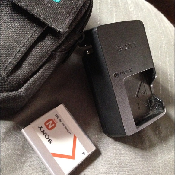 Camera-Battery-charger-wriststrap-memory card-bag - Picture 3 of 4
