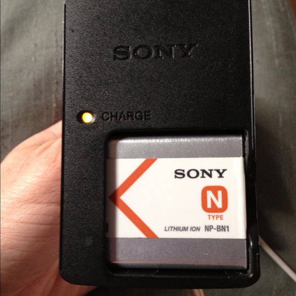 Camera-Battery-charger-wriststrap-memory card-bag - Picture 4 of 4