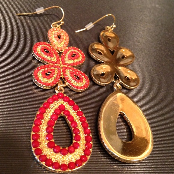 One pair of earrings - Picture 2 of 3