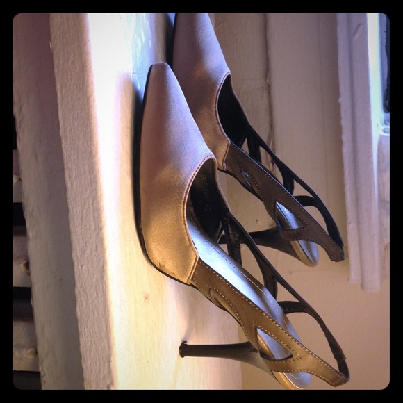 Beige satin pointed heels