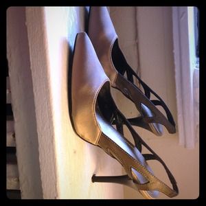 Beige satin pointed heels