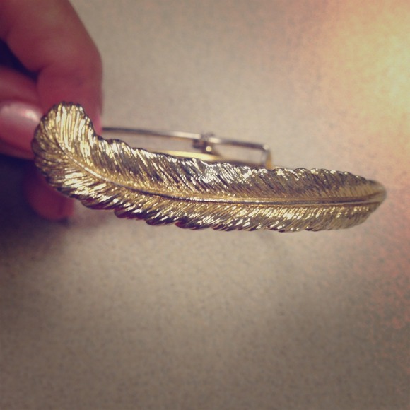 🚫SOLD🚫Alex and ani plum feather wrap *used*