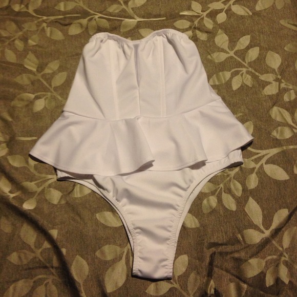 ๐ซSOLD๐ซWhite Peplum Bodysuit - Picture 4 of 4