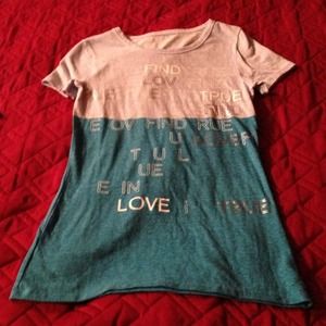 American Eagle Medium t-shirt. Never worn.
