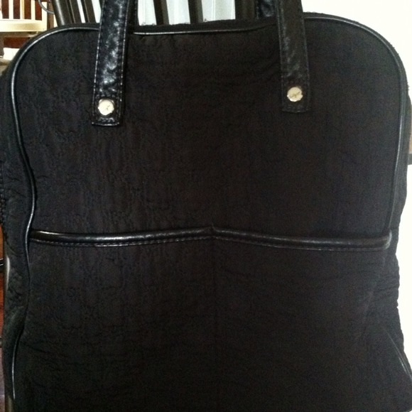*SOLD IN BUNDLE!* 31 quilted black 'Cindy' tote