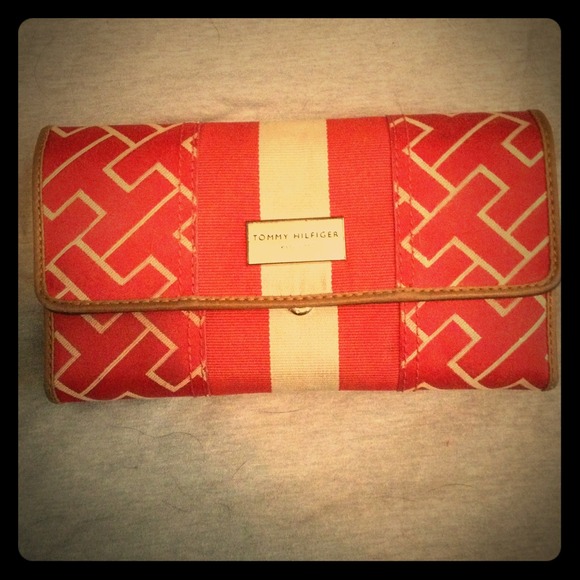 Tommy Hilfiger Clutches & Wallets - Tommy hilfiger red &taupe new wallet! 🎀SALE