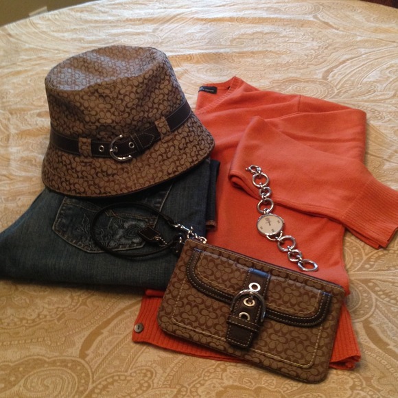 🎉SOLD LOCALLY🎉💯Coach hat & wristlet