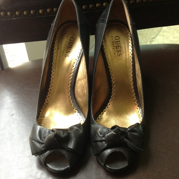 A pair of black Guess shoes in sz 8