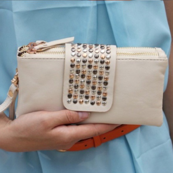⛔ SOLD Cute White Clutch ⛔